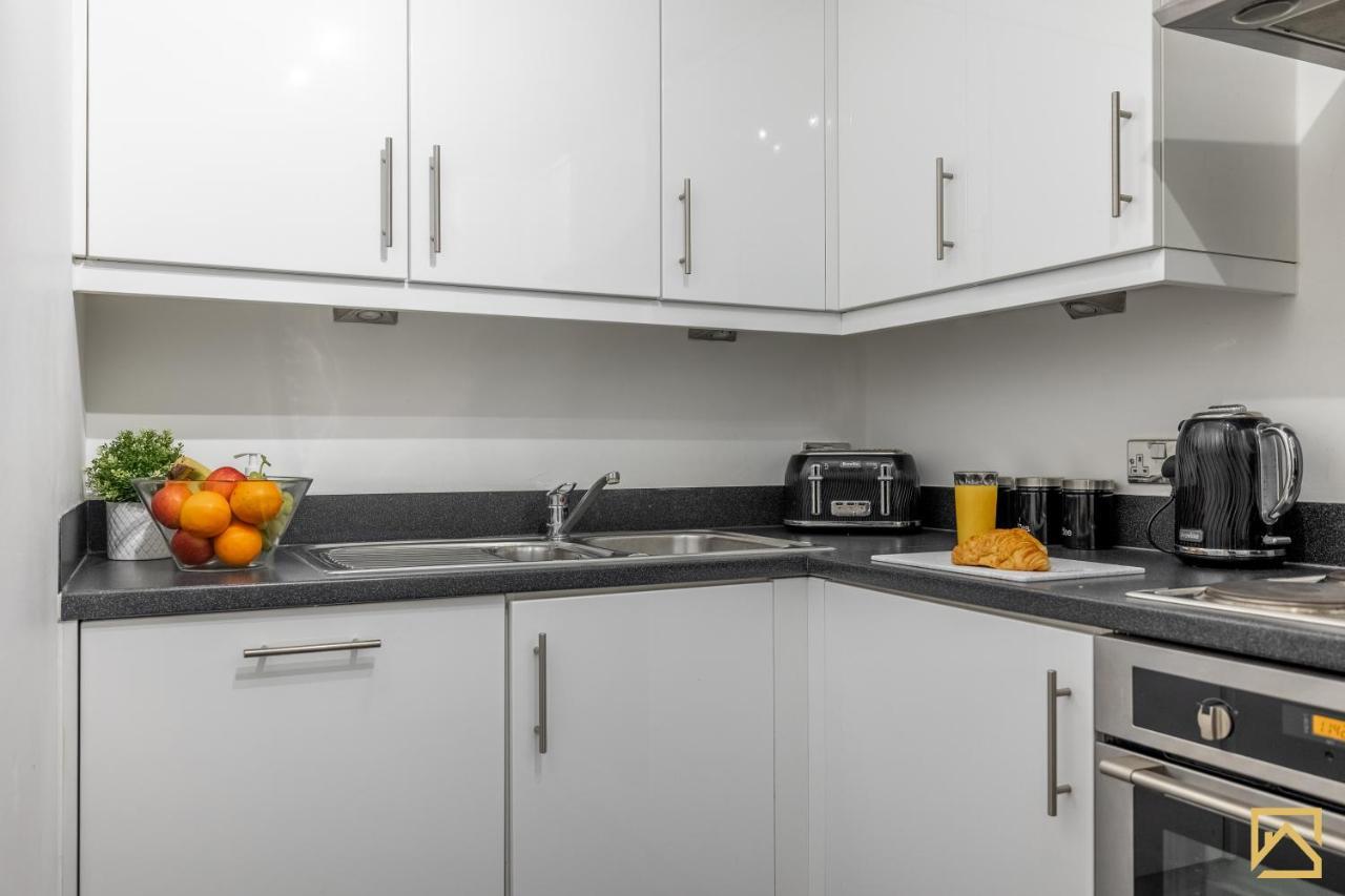 Modern 1 Bed In Central Mk, Free Parking, Smart Tv, Manhattan House By Valore Property Services ミルトン・ケインズ エクステリア 写真
