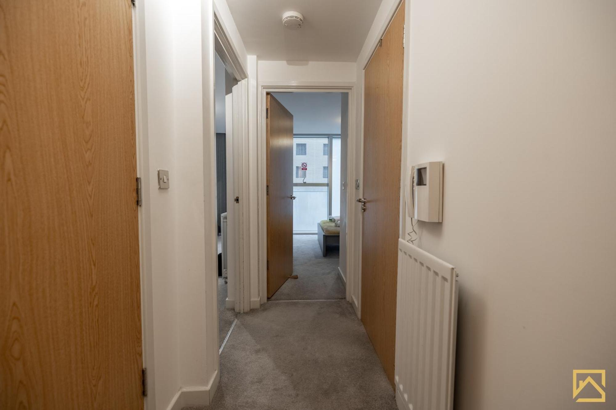 Modern 1 Bed In Central Mk, Free Parking, Smart Tv, Manhattan House By Valore Property Services ミルトン・ケインズ エクステリア 写真
